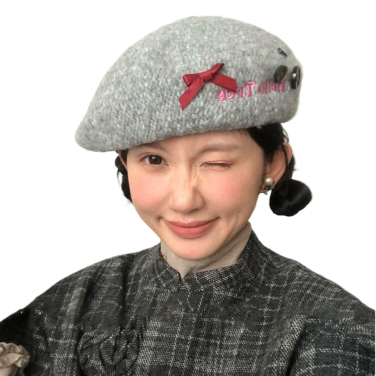 Sweet and versatile lambskin beret hat for women, perfect for autumn and winter. Casual style with a bow detail, a fashionable and warm painter's hat.