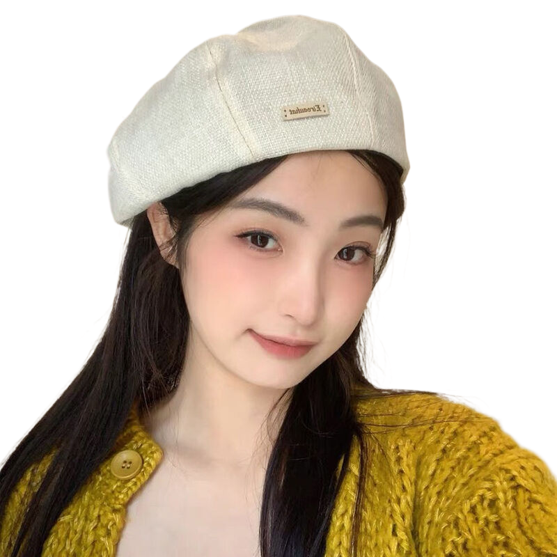 Retro and versatile literary style checkered newsboy cap for women, perfect for spring and summer. Features include lace detailing, a sweet beret style, and a design that makes the face appear smaller. Also suitable as an artist's or painter's cap.